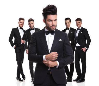 zarif lideri kollarını giderir ve yan ekibi beyaz arka plan üzerinde dururken önünde görünüyor