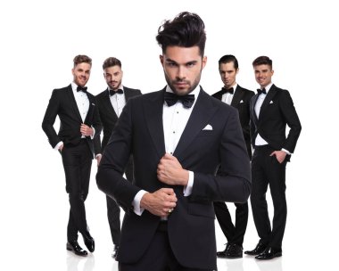 Titanic'ten lider holding ile beş genç sağdıç, beyaz arka plan üzerinde duran yaka