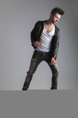 deri ceketli adamı dururken yanına bir ahşap kutusunda, tarafa, tam uzunlukta resim aşağı bakıyor eğilir