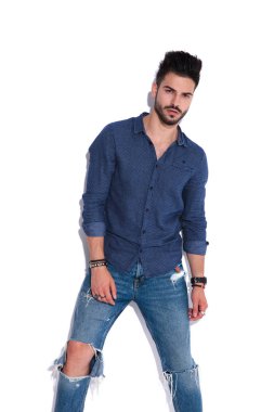 kısmen geri alınan bir donanma gömlek ve beyaz duvara yakın, portre resim ayakta yırtık kot pantolon giyen çekici adam