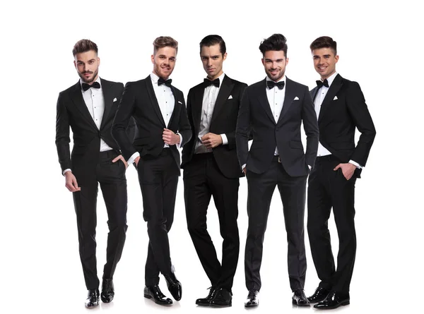 Πέντε Άνδρες Όμορφος Μαύρο Tuxedoes Στέκεται Μαζί Πάνω Λευκό Φόντο — Φωτογραφία Αρχείου