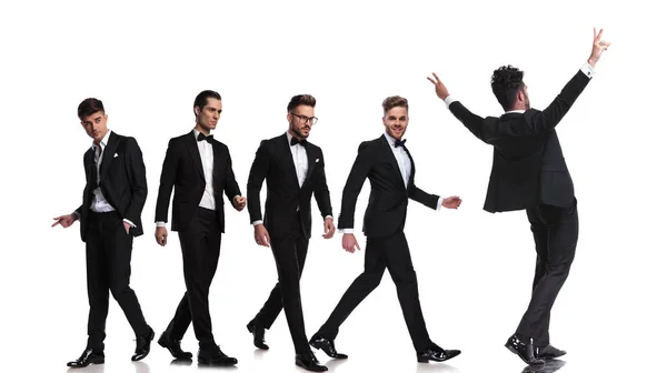 Cinco Hombres Elegantes Con Esmoquin Caminando Diferentes Direcciones Uno Celebrando — Foto de Stock