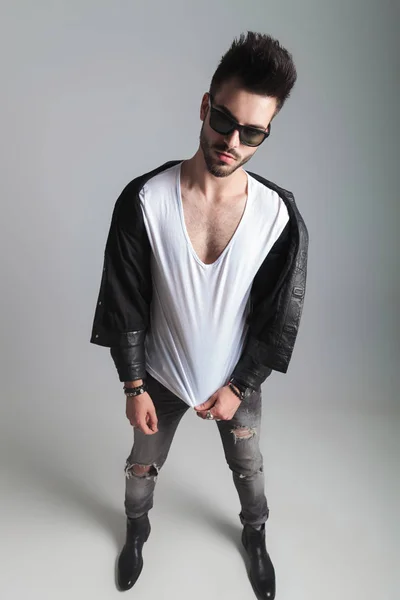 Hombre Guapo Con Chaqueta Cuero Tira Camiseta Blanca Mientras Está — Foto de Stock