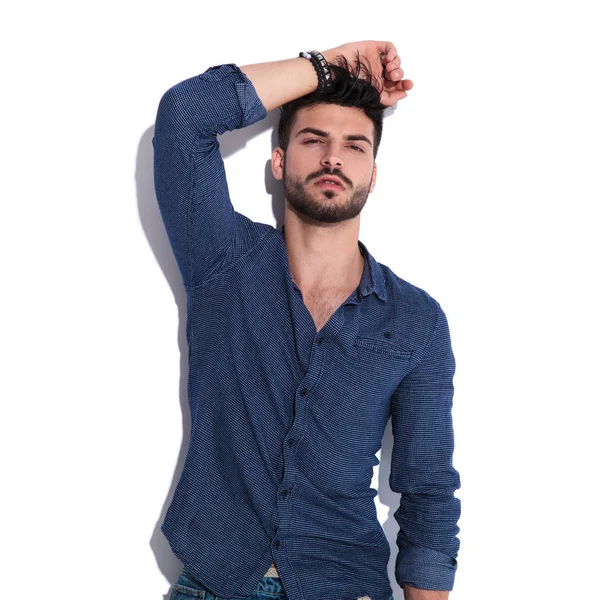 Porträtt Förförisk Ung Man Marinblå Skjorta Med Handen Huvudet Stående — Stockfoto