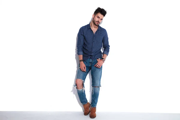 Sexy Uomo Casual Camicia Blu Scuro Appoggiato Una Parete Bianca — Foto Stock