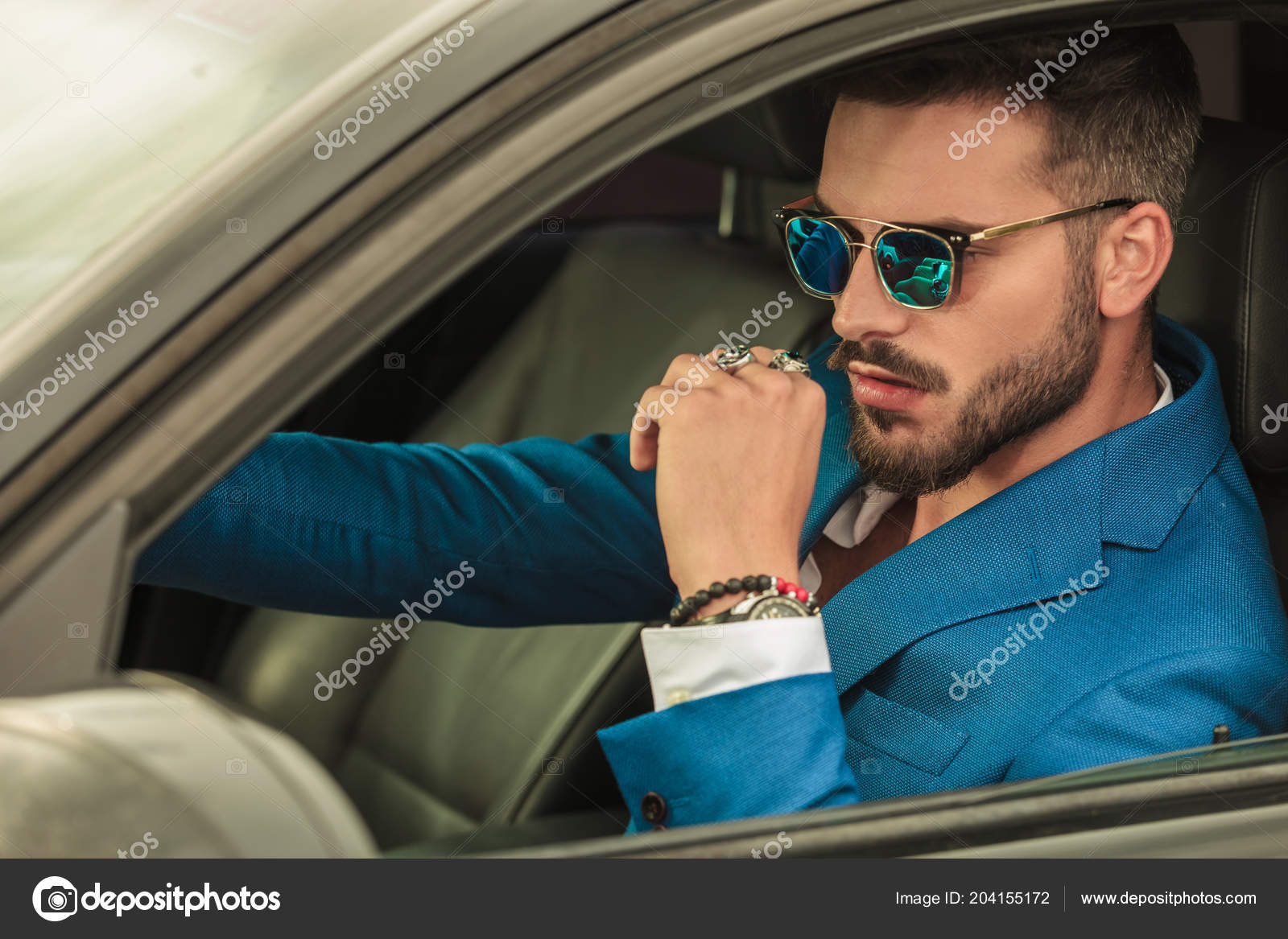 Smart Afslappet Mand Med Solbriller Blå Dragt Kører — Stock-foto © feedough #204155172