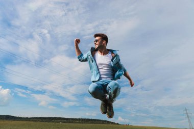 atlama ve alanında, yumruk havada dışarıda kutlama neşeli casual adam