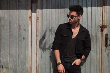 Casual adam metal kapı önünde sunglasse konumu olan tarafa, portre resim görünüyor