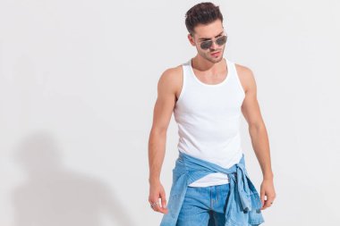 yakışıklı adam beyaz kolsuz bluz giyen yan duran spot, portre resim içinde beyaz zemin üzerine aşağı görünüyor