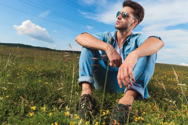 Uomo Casual Con Occhiali Sole Camicia Jeans Sta Riposando Campo — Foto Stock