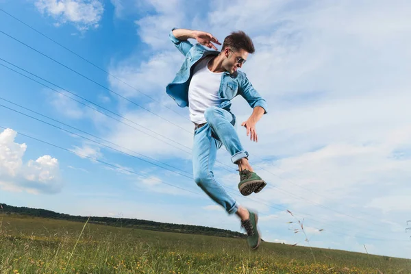 Casual Man Sunglasses Leaping Ground While Looking Outdoor Picture — Stock Photo, Image