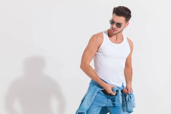 Fitter Junger Lässiger Mann Mit Sonnenbrille Blickt Zur Seite Während — Stockfoto