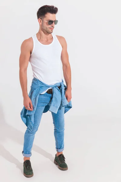 Gespierde Man Onderhemdje Jeans Kijkt Naar Kant Terwijl Licht Witte — Stockfoto