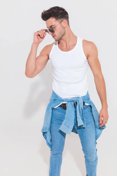 Hombre Casual Camiseta Arregla Gafas Sol Mira Hacia Abajo Lado —  Fotos de Stock