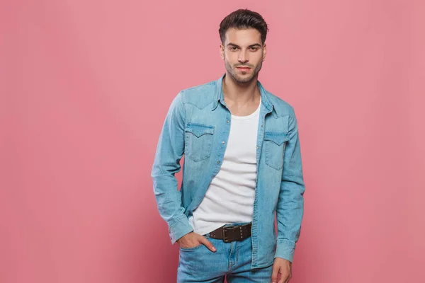 Ontspannen Jongeman Dragen Denim Shirt Spijkerbroek Permanent Rode Achtergrond Met — Stockfoto