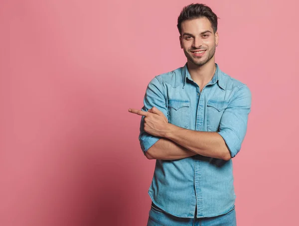 Hombre Casual Feliz Camisa Mezclilla Señala Dedo Lado Mientras Que — Foto de Stock