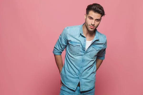 Portret Van Verleidelijke Man Dragen Denim Shirt Met Handen Achter — Stockfoto