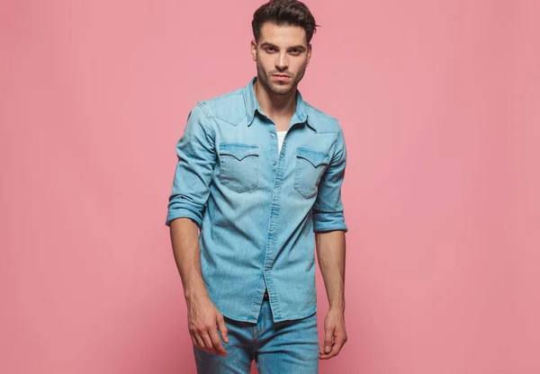 Retrato Hombre Guapo Con Camisa Mezclilla Con Mangas Enrolladas Pie —  Fotos de Stock