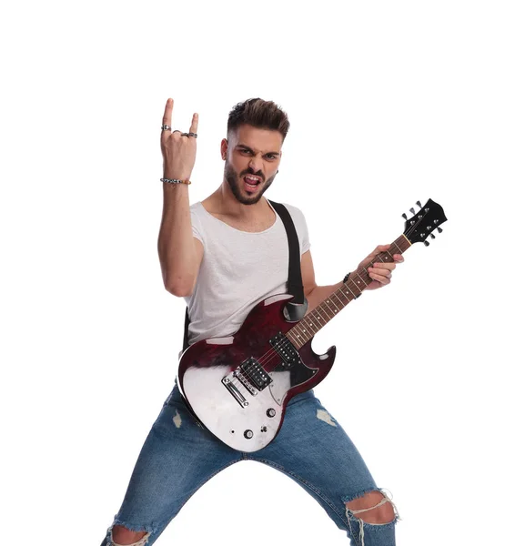 Guitarrista Masculino Actuando Sobre Fondo Blanco Haciendo Rock Signo Retrato — Foto de Stock