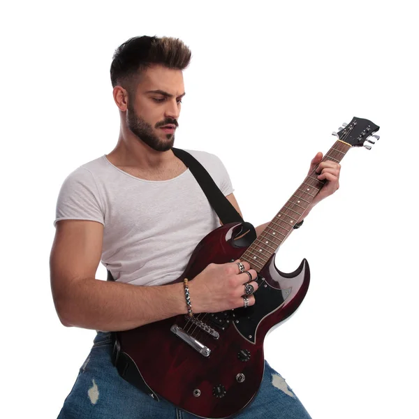 Retrato Hombre Casual Rasguñando Guitarra Eléctrica Mientras Está Pie Sobre — Foto de Stock