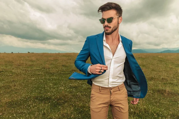 Porträt Eines Gutaussehenden Mannes Blauem Anzug Und Sonnenbrille Der Draußen — Stockfoto
