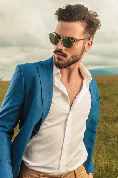 Hombre Casual Traje Azul Mirando Lado Mientras Está Pie Fuera —  Fotos de Stock