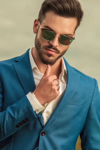 Dalgın Smart Casual Adam Çim Sahada Ayakta Dışında Güneş Gözlüğü — Stok fotoğraf