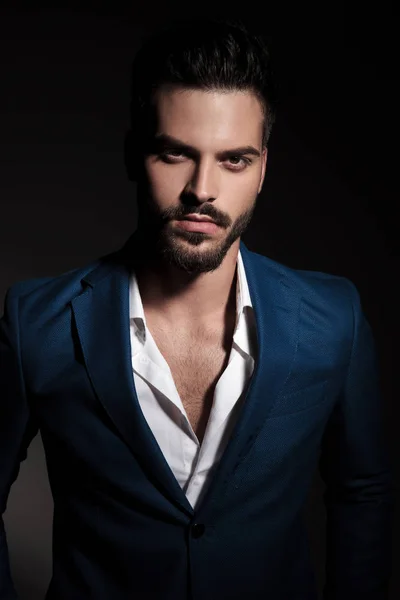 Retrato Jovem Com Barba Vestindo Terno Azul Camisa Desfeita Sobre — Fotografia de Stock