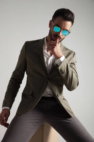 Séduisant Homme Costume Vert Avec Des Lunettes Soleil Posant Avec — Photo