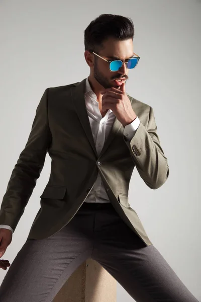 Hombre Pensativo Con Gafas Sol Traje Verde Sentado Una Caja — Foto de Stock