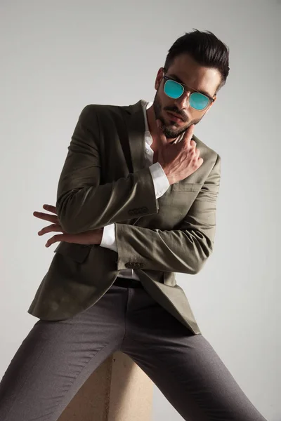 Nachdenklich Eleganter Mann Mit Sonnenbrille Posiert Auf Einer Holzkiste Vor — Stockfoto