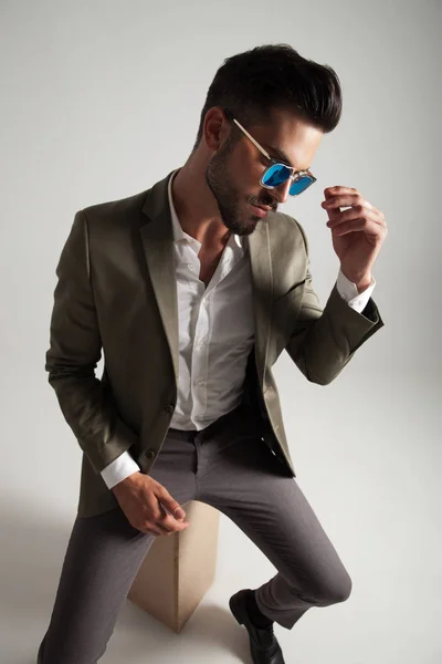 Hombre Traje Verde Apoya Caja Madera Fija Las Gafas Sol — Foto de Stock