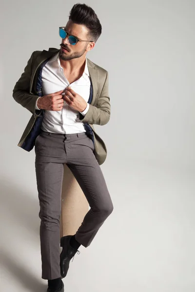 Seducente Uomo Elegante Con Occhiali Sole Vestito Verde Sbottonato Abbottona — Foto Stock