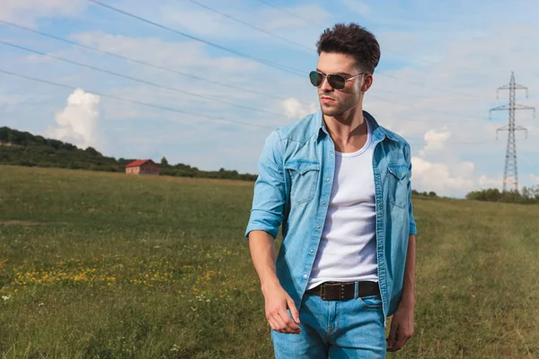 Portrait Homme Décontracté Avec Des Lunettes Soleil Debout Dans Champ — Photo