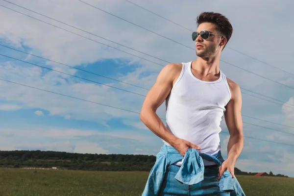 Giovane Uomo Maglietta Guarda Lato Mentre Piedi Fuori Campo Legando — Foto Stock