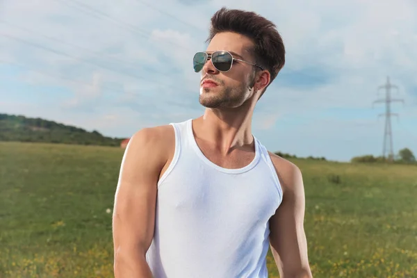 Retrato Hombre Joven Con Gafas Sol Camisa Blanca Sin Mangas —  Fotos de Stock