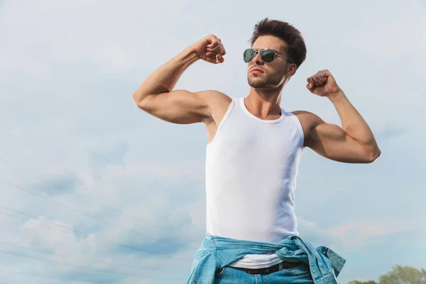 Homem Sexy Camiseta Branca Óculos Sol Flexionando Seu Bíceps Fora — Fotografia de Stock