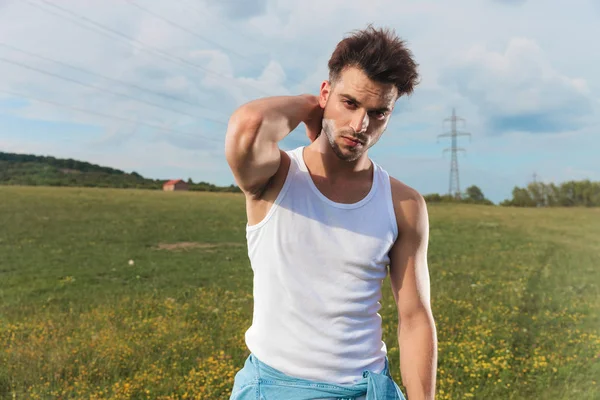 Młody Człowiek Podkoszulek Rozmieszcza Jego Włosy Stojąc Poza Pole Trawa — Zdjęcie stockowe