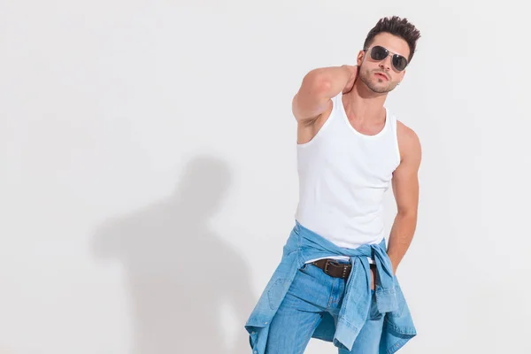 Sensuele Jonge Man Onderhemdje Poseren Terwijl Het Houden Van Nek — Stockfoto