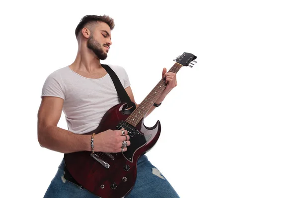 青年男子在电吉他上表演摇滚音乐会 而站在白色背景上 — 图库照片
