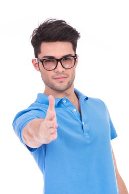 beyaz zemin üzerinde bir el sıkışma ile genç casual adam ağırlıyor