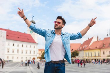 yakışıklı erkek tarafına ararken eller havaya ile sokak ortasında kutluyor portresi