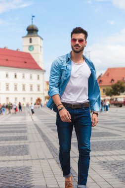 gözlüklü bir şehir molası rahat çekici adam. O tarafa bakarken yaya caddesi üzerinde yürüyor