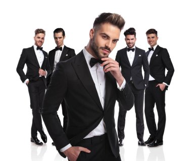 sakallı yakışıklı damat beş beyaz arka plan düşünme üzerine grup önünde duruyor