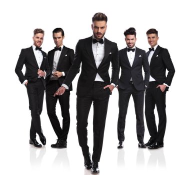 seksi damat lideri kendi grubunun önünde yürüyüş ve parmaklar, beyaz arka plan üzerinde yakalamaya