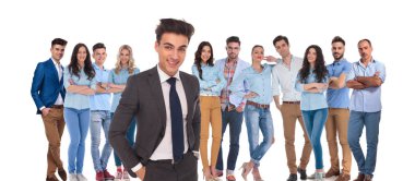 ceplerinde, beyaz arka plan üzerinde rahat işadamı lider konumu ile önlerinde olan genç casual ekip eller