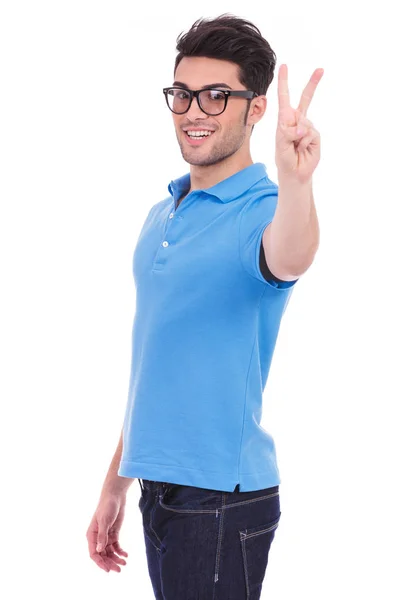 白い背景の上の勝利または平和の記号を作る幸せな若いカジュアルな男 — ストック写真