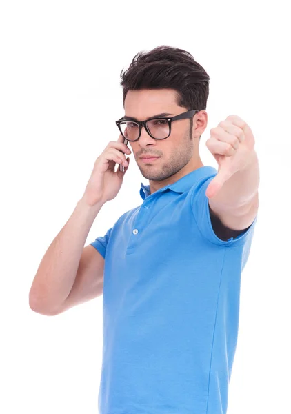 Junger Lässiger Mann Mit Schlechten Nachrichten Telefon Auf Weißem Hintergrund — Stockfoto