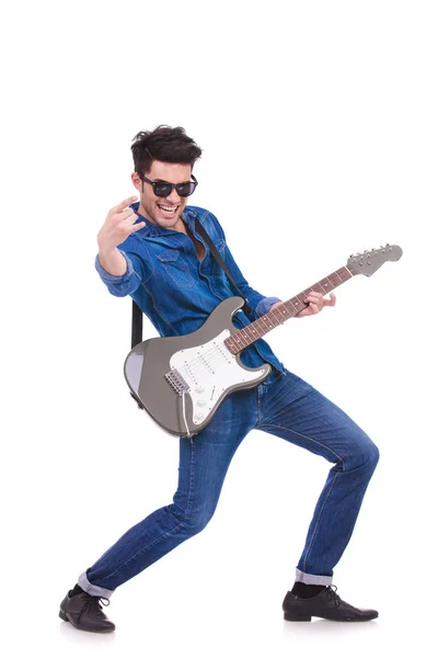 Leidenschaftlicher Gitarrist Der Ein Rock Roll Handzeichen Auf Weißem Hintergrund — Stockfoto