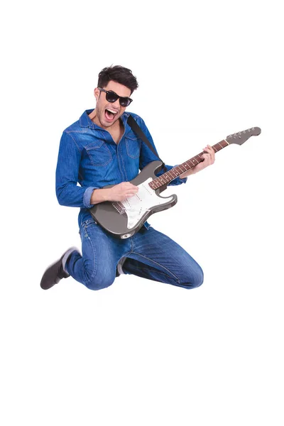 Кричущий Гітарист Стрибає Під Час Гри Електричній Гітарі Білому Тлі — стокове фото